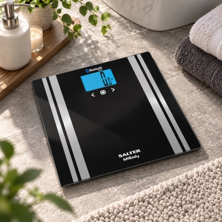 Czarna waga łazienkowa Salter MiBody Bluetooth Smart w aranżacji nowoczesnej łazienki