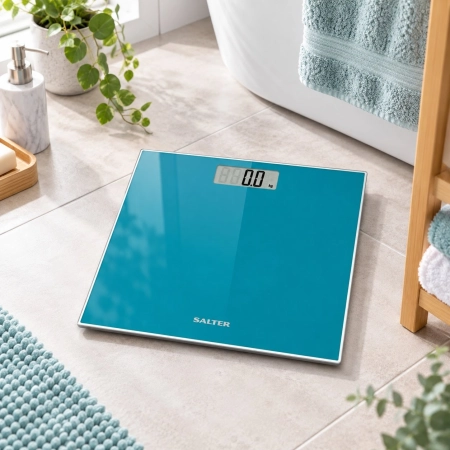 Turkusowa szklana waga Salter 9037 TL3R z wyświetlaczem LCD w łazience